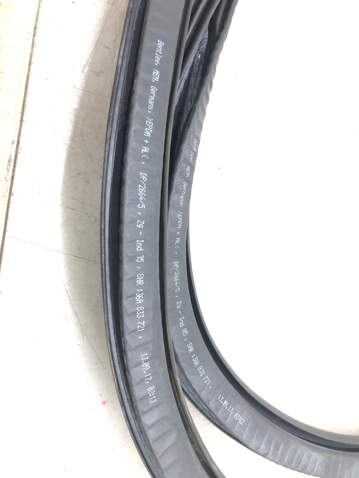 2016-2020 BENTLEY BENTAYGA OEM RIGHT REAR DOOR BODY WEATHERSTRIP SEAL 36A833721