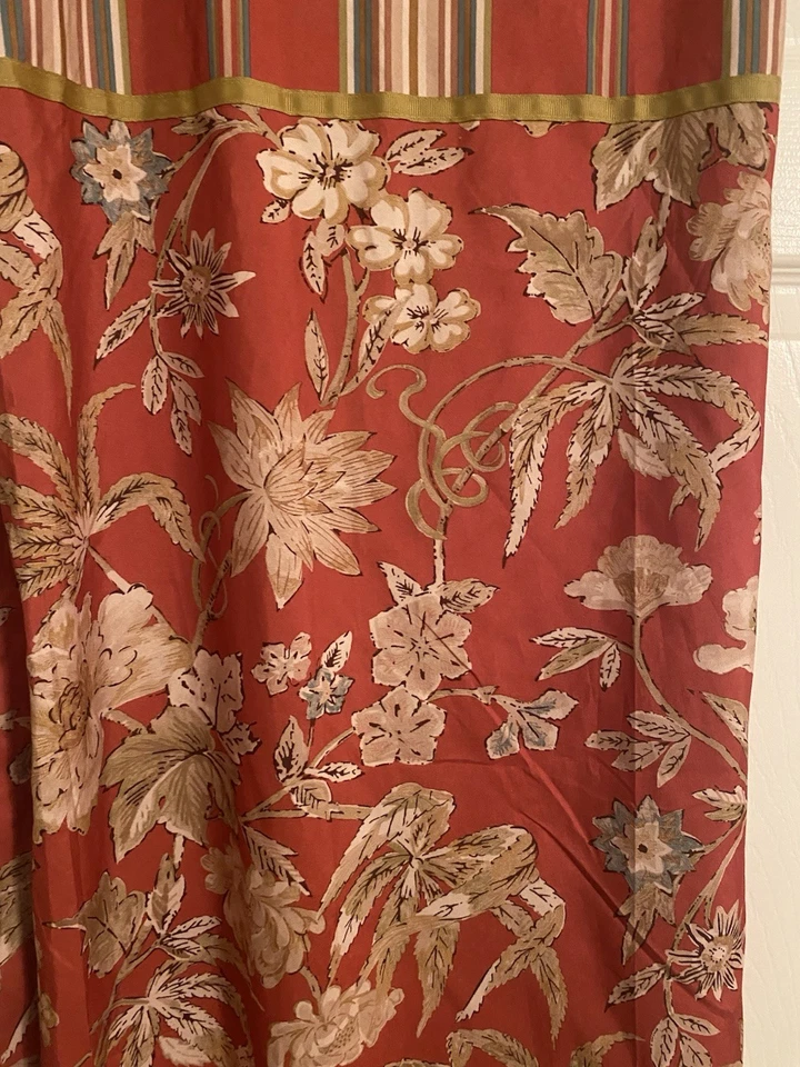 Cortina de ducha floral roja Waverly. Excelente Estado Foto 3 de 4