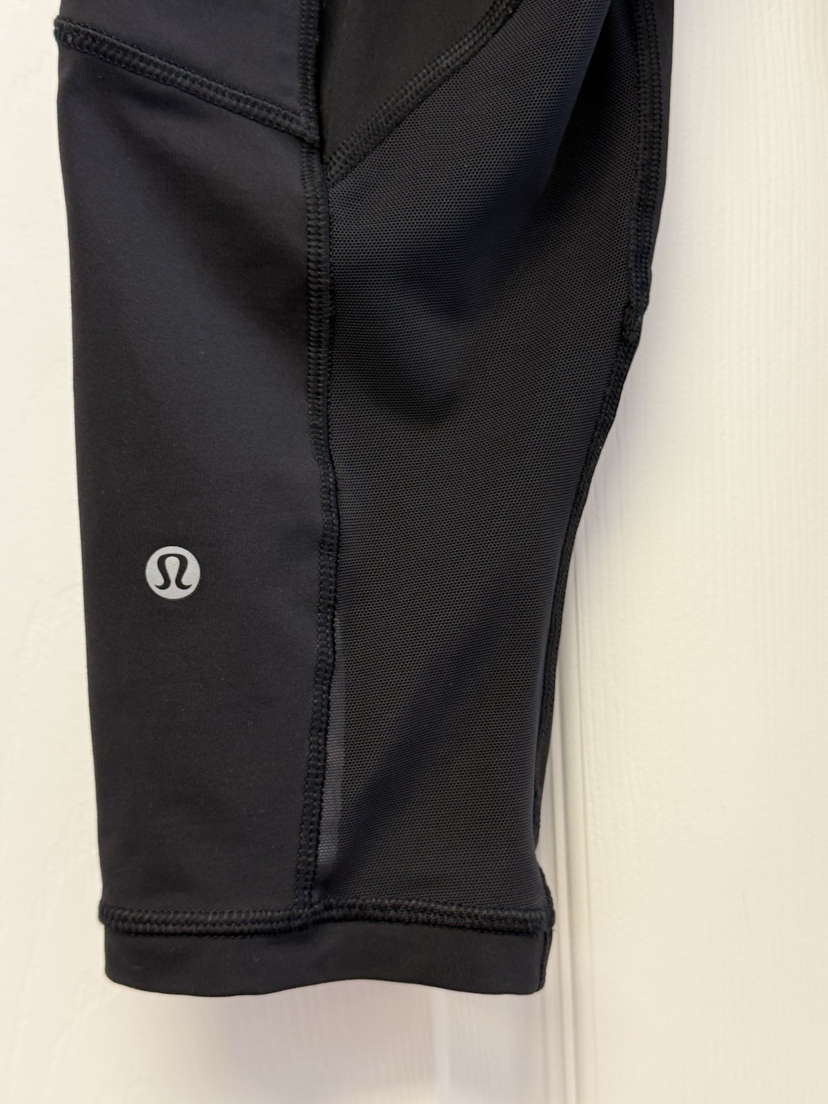 EUC Lululemon Cropped Capri SOLID BLACK LeggingS … - image 9
