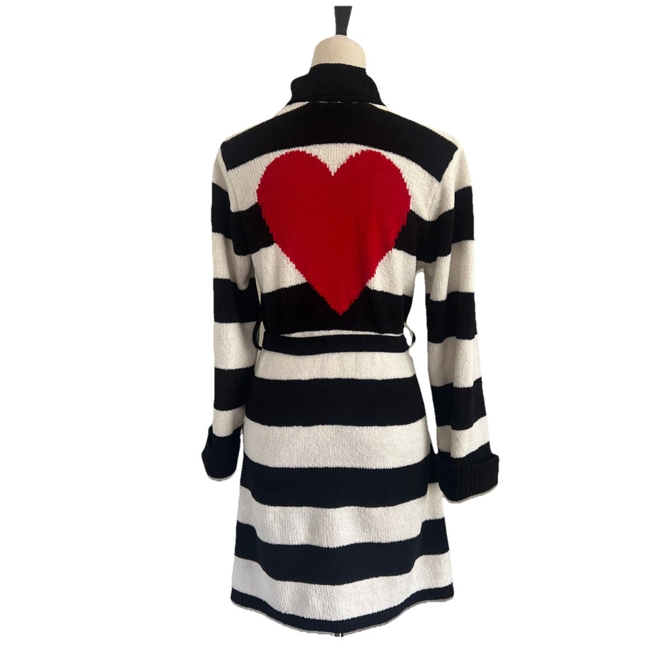 Bata Betsey Johnson para mujer XS negra blanca a rayas roja corazón bolsillos salón baño Foto 3 de 4