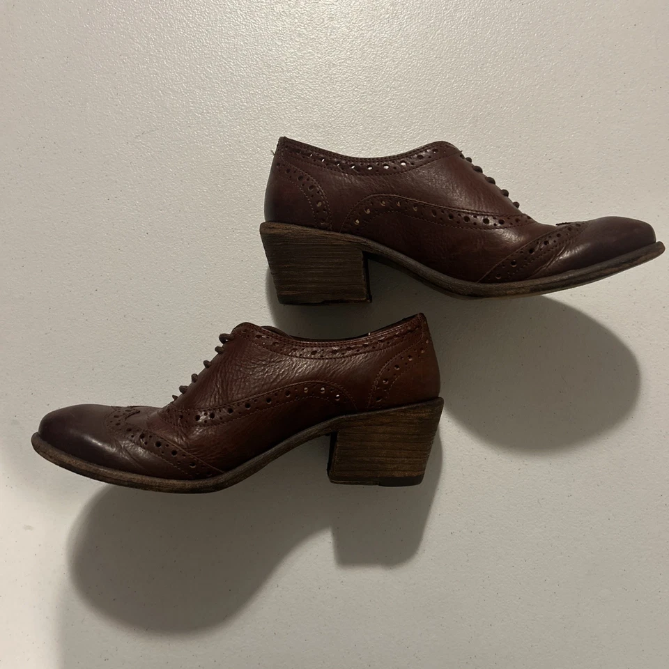 Oxford punta de ala Frye Maggie Perf con tacón bloque en cuero marrón Foto 2 de 4