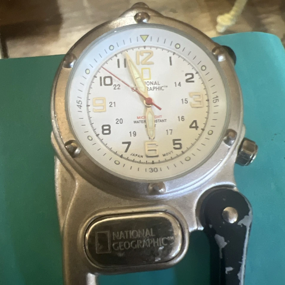 Reloj con clip National Geographic Dakota plateado resistente al agua funciona de acero inoxidable Foto 2 de 4