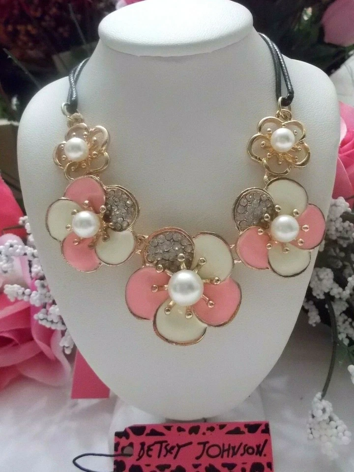 PRECIOSO COLLAR FRONTAL BETSEY JOHNSON ROSA CRISTAL Y ESMALTE FLORAL VINCULADO Foto 4 de 4