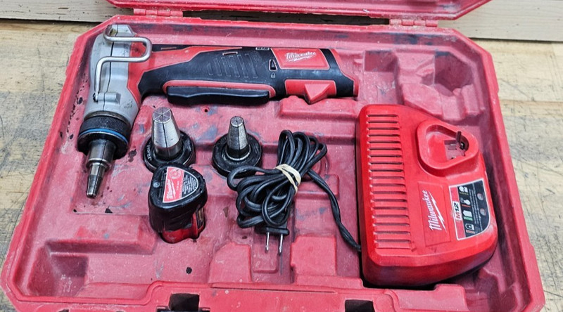 Milwaukee 2432-22 M12 Cordless ProPEX Expansion Tool Kit  W/Case