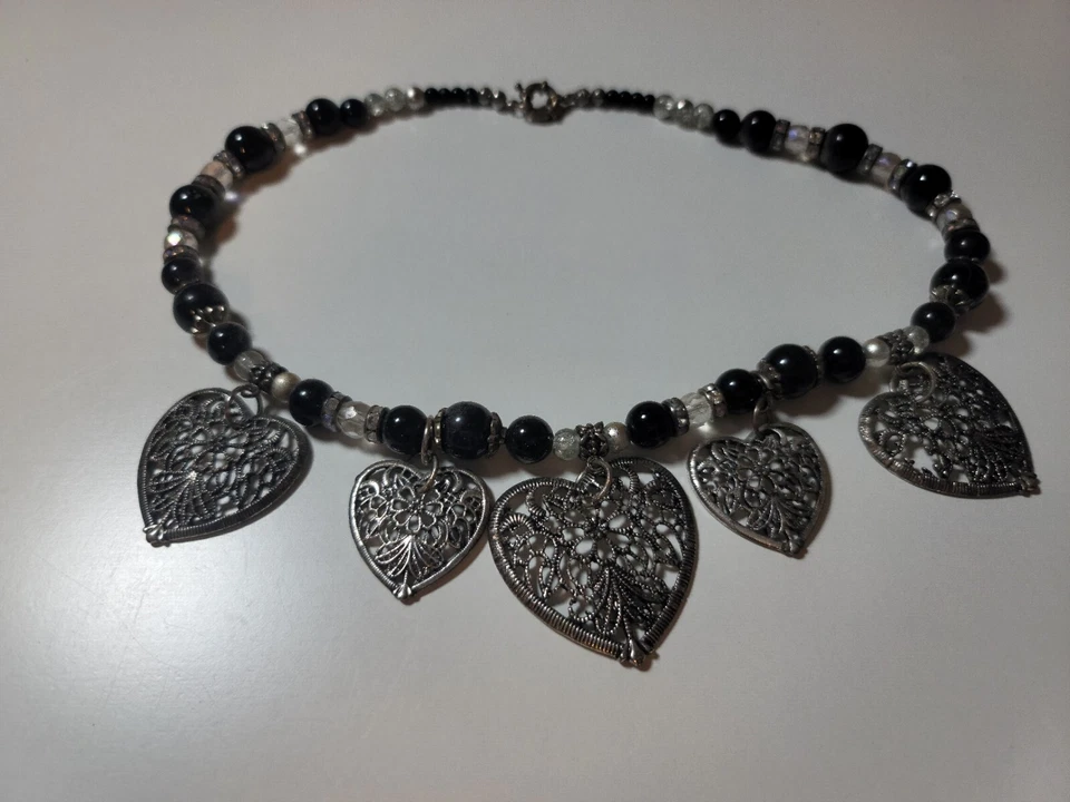 Collar de cuentas hecho a mano con colgante de corazones.