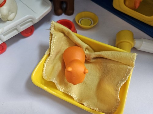 Vintage 1976 Playskool Traveling Pet Hospital Play Set Incomplete - Picture 4 of 11