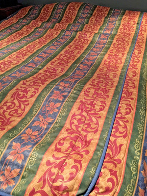 Gesteppte schwere Tagesdecke 60'' x 84'' Mittelteil +23'' Seiten ca. 1990er