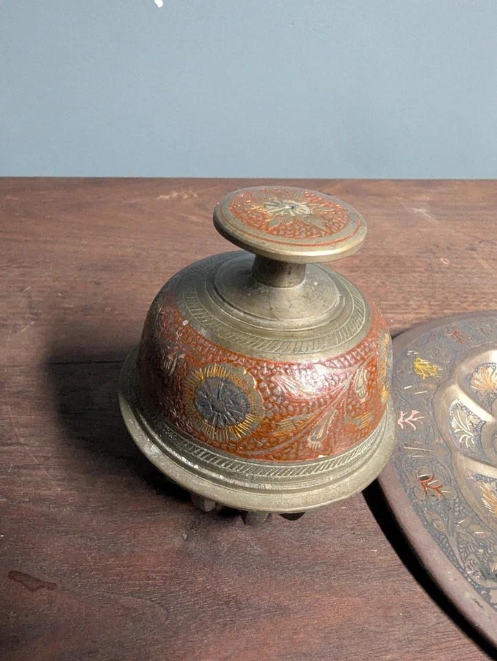 Lote de latón antiguo vintage placa de pavo real y campana de garra de elefante de latón Tanjore Foto 2 de 4