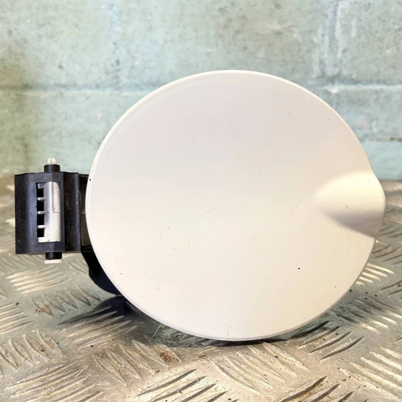 Fiat 500 white fuel filler flap 51785379 front view