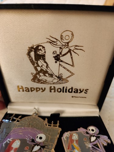 Limited Edition "The Nightmare Before Christmas" Christmas Ornament & Lapel Pin - Picture 2 of 8