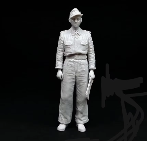 1/35 Resin German Officer unpainted unassembled F935 - Picture 1 of 3