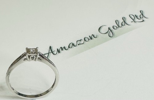A LOVELY 9ct WHITE GOLD DIAMOND SOLITAIRE RING WITH ACCENTS - Picture 13 of 16