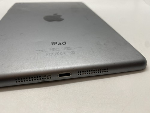 Apple iPad A1432 Tablet LOCKED - SPARES AND REPAIRS Turns On - Picture 21 of 24