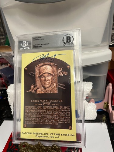CHIPPER JONES AUTOGRAPHED HOF PLAQUE POSTCARD ATLANTA BRAVES BECKETT BAS COA