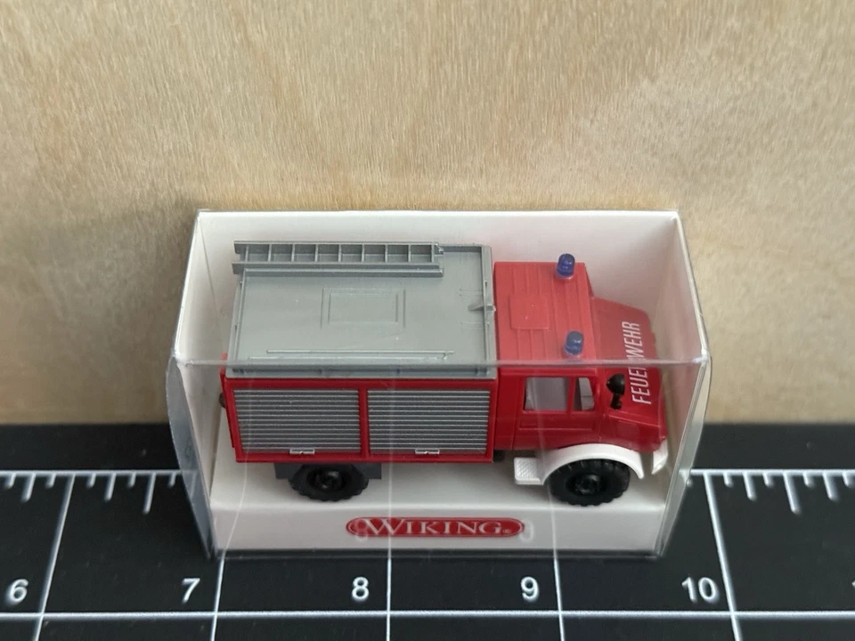 WIKING 6220022 Fire Department MB Unimog TLF 8/18 (Feuerwehr) - 1:87/HO - Image 2 of 4