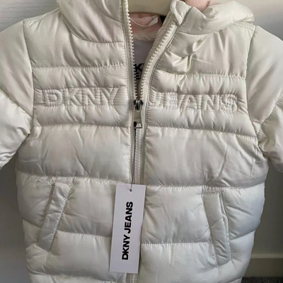 Brandneu mit Etikett DKNY cremefarbene gefütterte Kapuzenjacke mit Logo Alter 2 24 Monate 75 $