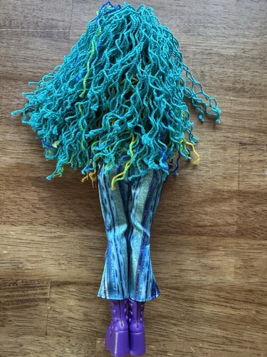 Disney Descendants 4: The Rise of Red - Uliana - Fashion Doll Green Yellow Hair - Picture 8 of 12
