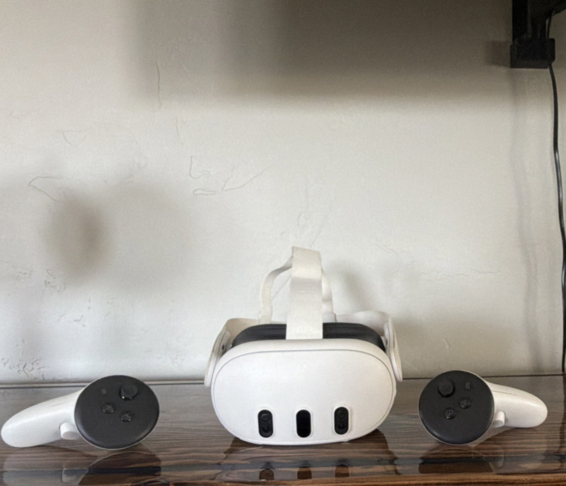 Meta Quest 3 White Standalone VR Headset with Controllers