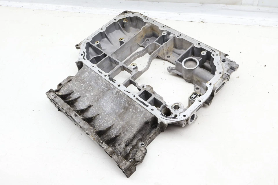 AUDI A4 QUATTRO 2009-2012 - Motor superior cárter de aceite 06E103603P Foto 3 de 4