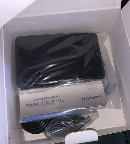 Garmin Nuvi 265WT GPS Navigation System Bundle | Car Charger and Mount - Picture 3 of 5