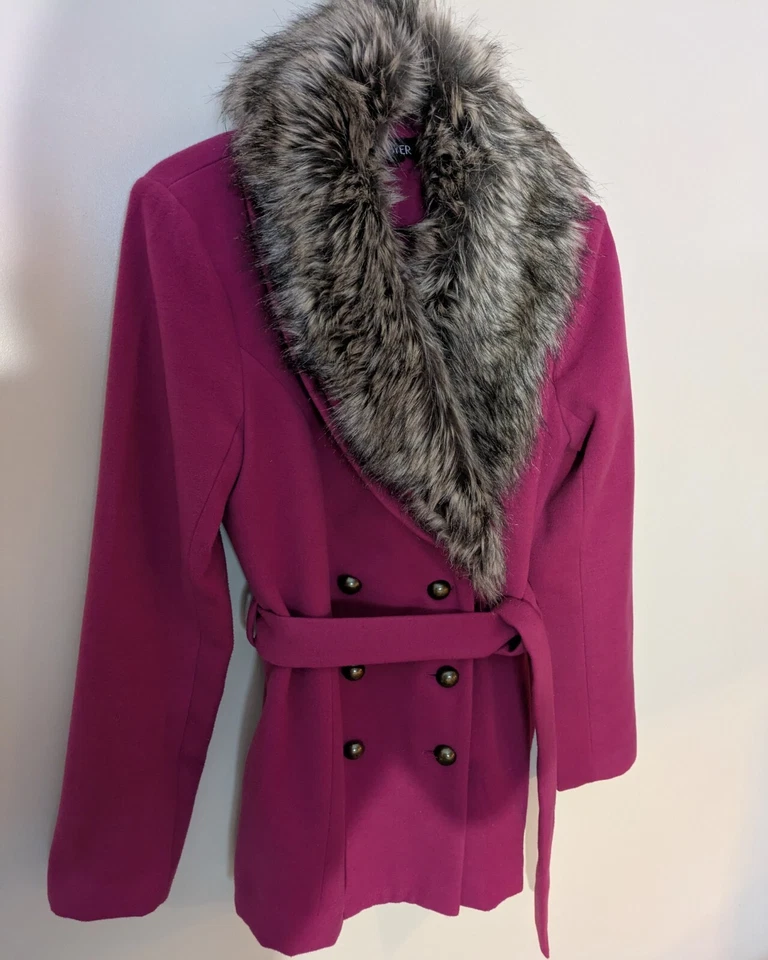 Abrigo rosa oscuro A. Byer de longitud media con cuello sintético negro y gris Foto 2 de 3
