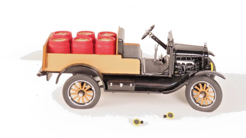 Danbury Mint 1925 Ford Model A Coca Cola Delivery Truck scale 1:24 INV# 3918 - Image 3 of 4