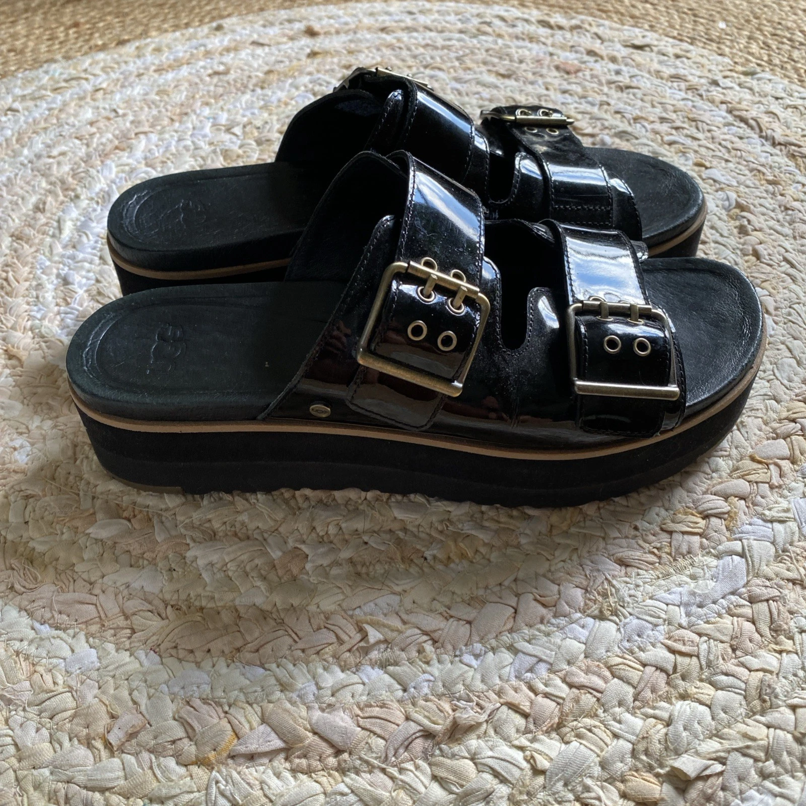 UGG CAMMIE sandali slide plateau pelle verniciata nero fibbia donna 9