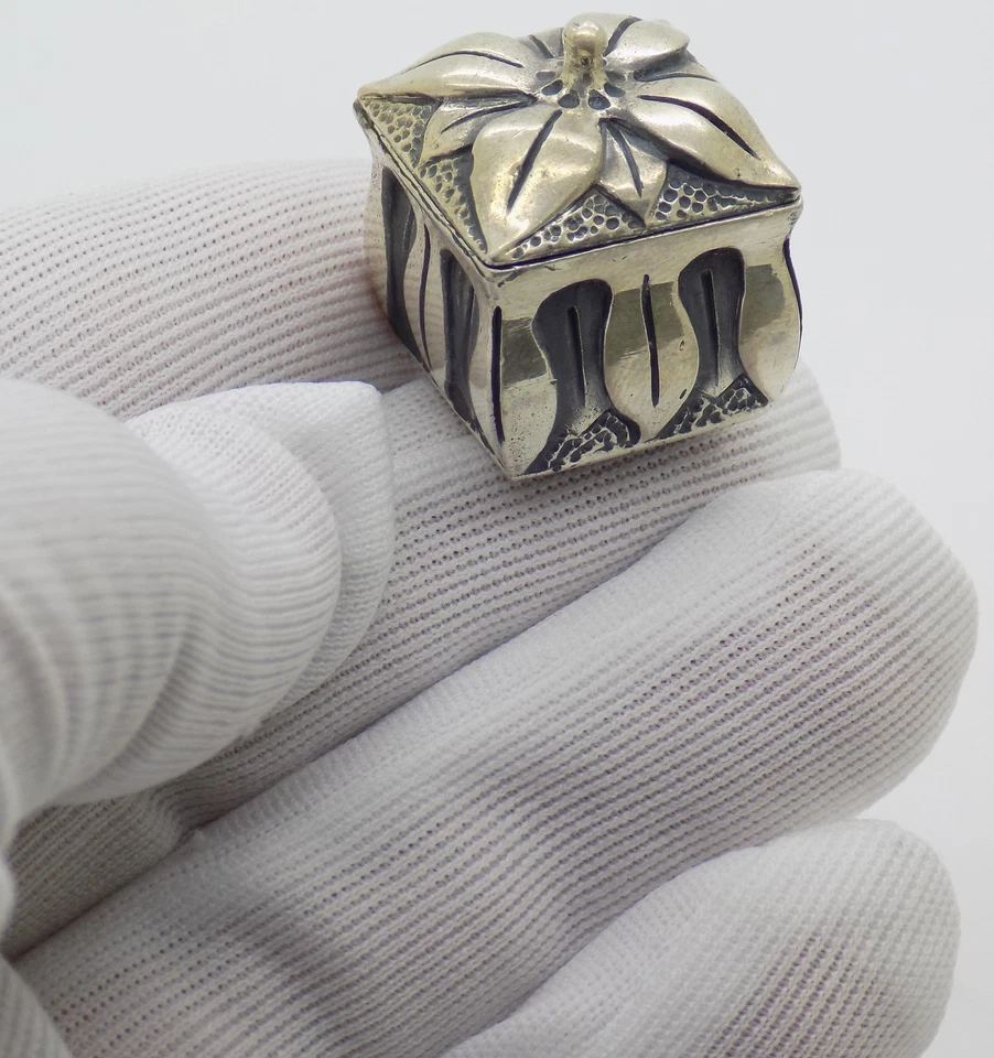 Estatuilla lisa vintage italiana hecha a mano de plata de ley 925 para mujer con busto de abanico Foto 2 de 4