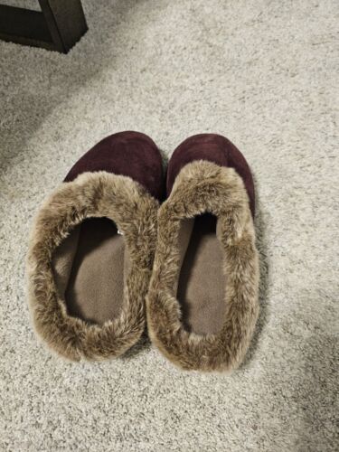 Isotoner  9.5-10 Burgundy Memory Foam Slippers. - Picture 1 of 7