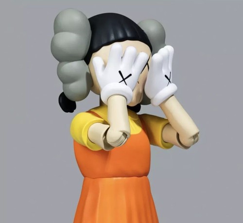 Set 2 personaggi KAWS YOUNG-HEE colorati e monotoni giochi di calamari in mano - Foto 5 di 5