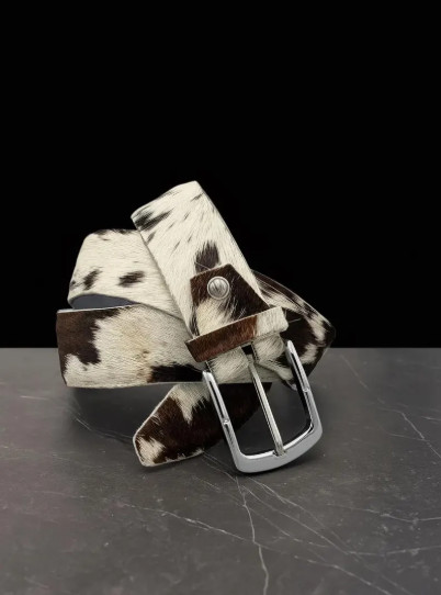 Cinturón de cuero de vaca con estampado de vaca hecho a mano con hebilla de acero estilo occidental.