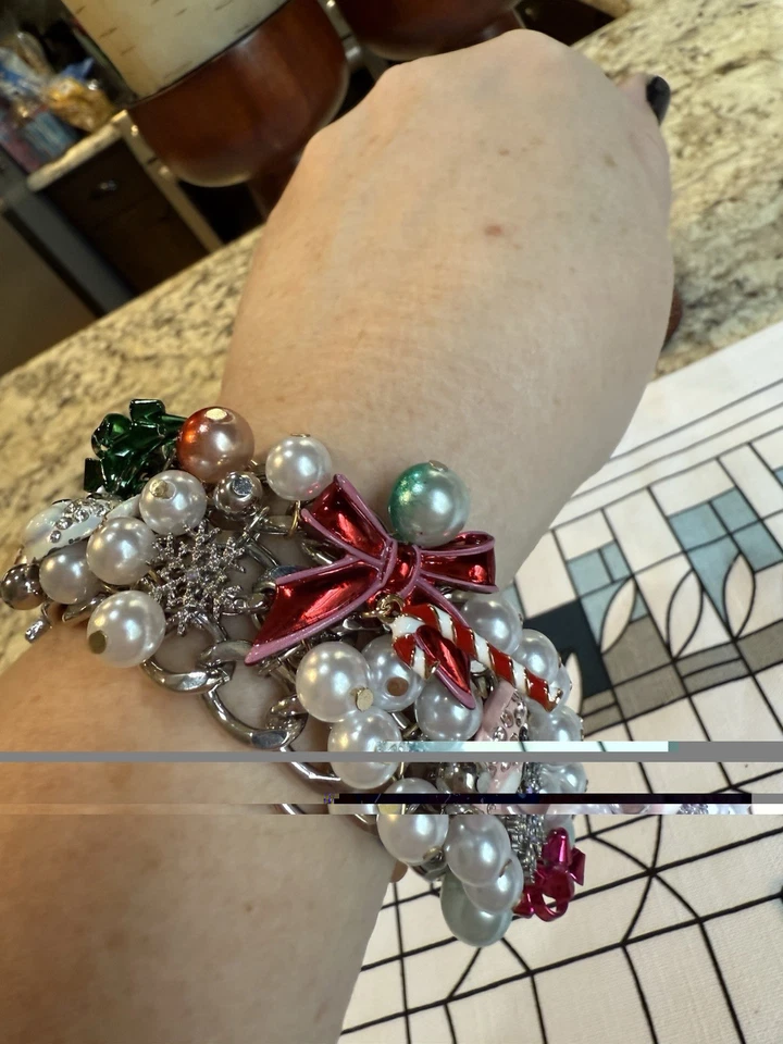 NUEVO BETSEY JOHNSON Tono Plata Adornos Vacacionales Imitación Perla Dijes Pulsera Palanca Foto 3 de 4