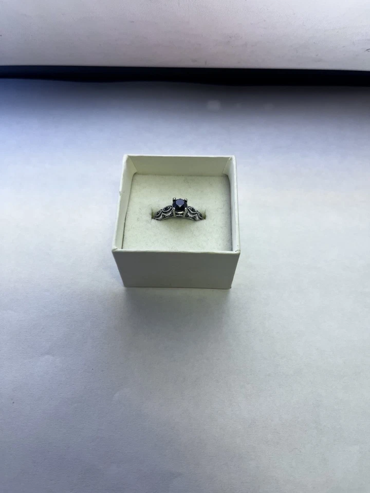 Anillo de diamantes negros de 1 1/4 quilates con banda de oro blanco de 10k. Foto 3 de 4