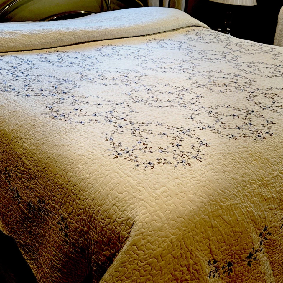 Colcha edredón clásico con coronas florales bordadas talla KING azul con marrón Foto 2 de 4