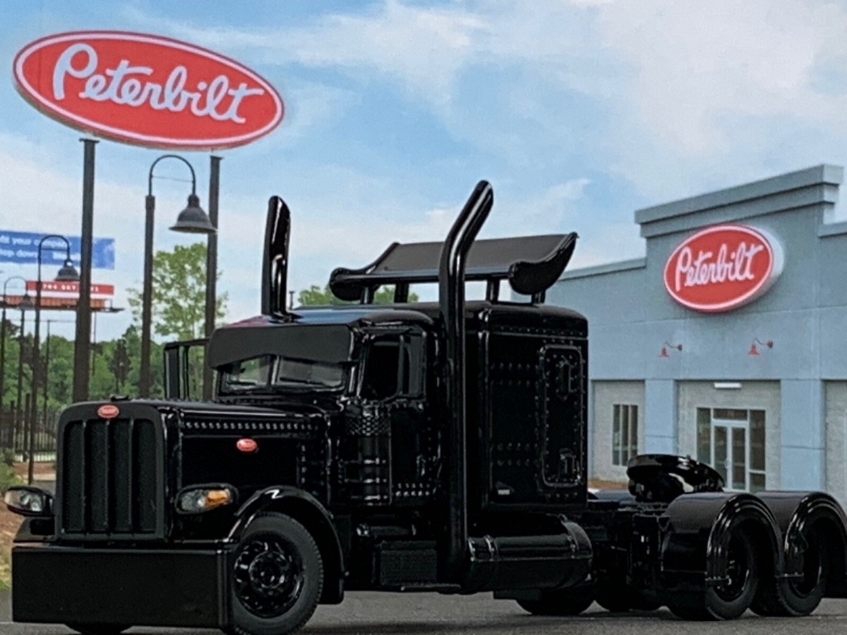 1/64 DCP BLACK OUT PETERBILT 389 63