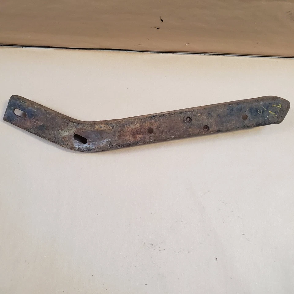 Soporte de refuerzo de parachoques delantero izquierdo original Triumph TR6 821408 Foto 2 de 4