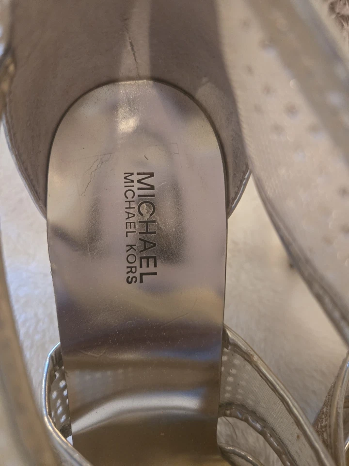 Saltos metálicos dourados Michael Kors tamanho 9m - Imagem 4 de 4