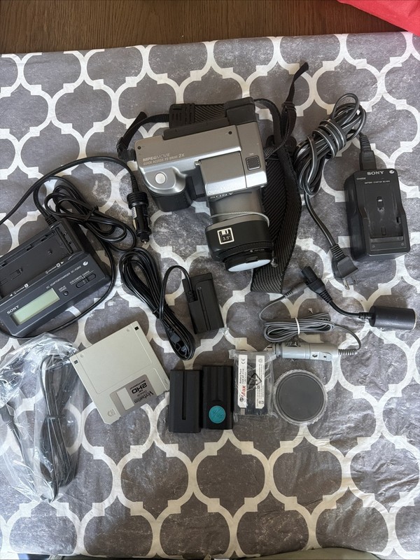 Vintage Sony Mavica Floppy Disk Digital Camera MVC-FD91 14x Zoom Battery Charger