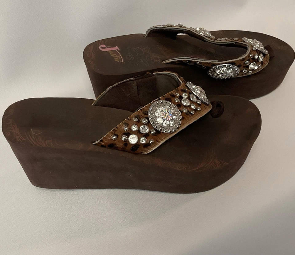 Sandalias de tanga Justin para mujer marrón con tachuelas de estrás decoradas, talla 8 Foto 2 de 4