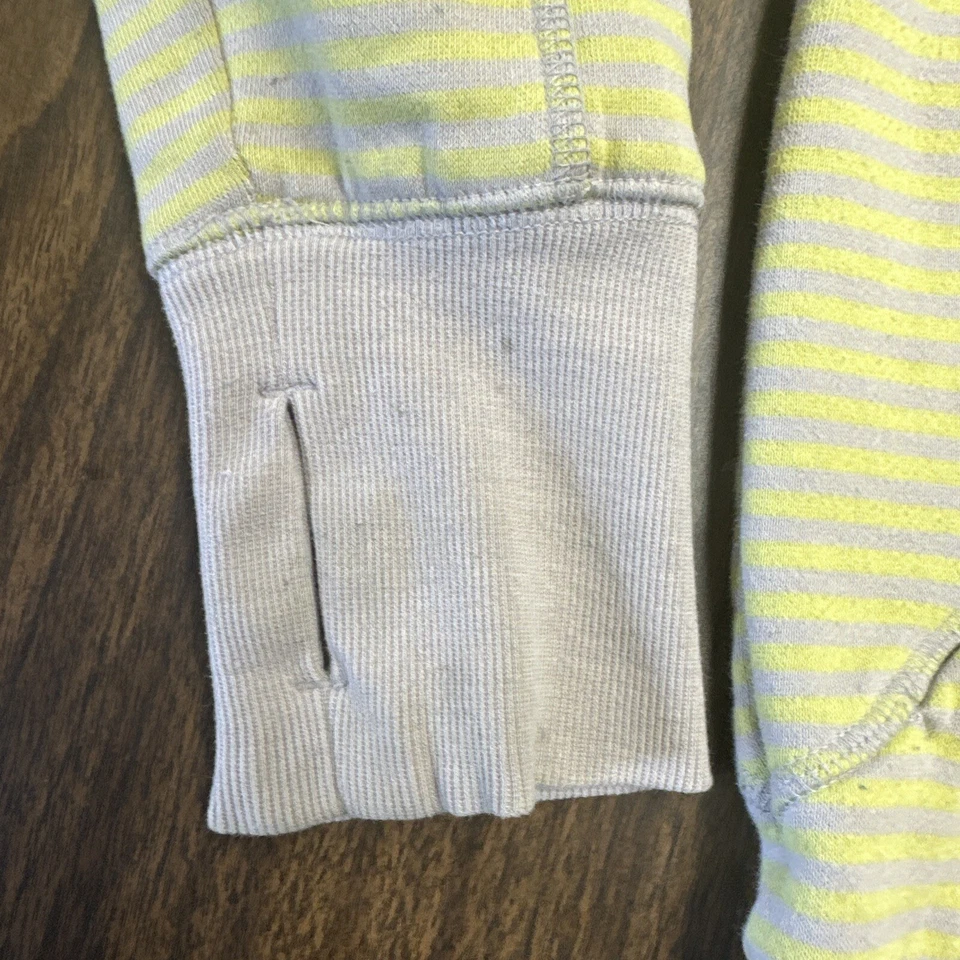 Sudadera con capucha GAP Fit para mujer talla pequeña gris verde cremallera completa con agujeros para el pulgar Foto 3 de 4