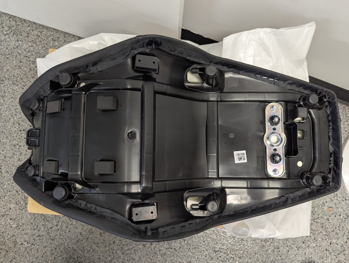 Vストローム 800 / 800DE ローシート　45100-25LC0-CKA スズキ 純正 Vストローム800DE ローシート 45100-25LC0-CKA