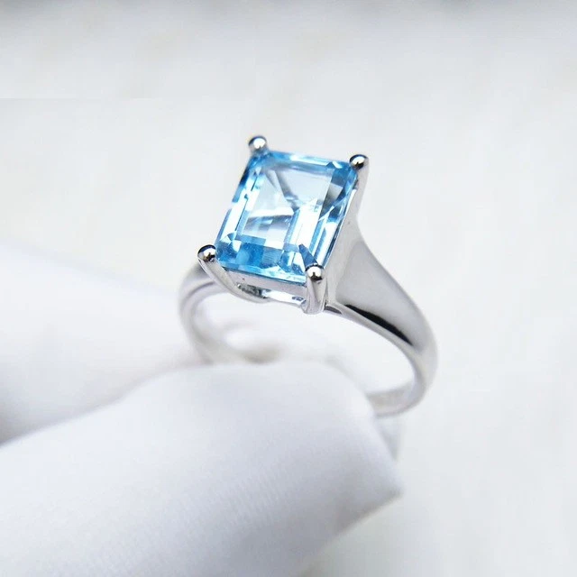 Anillo solitario moissanita creado en laboratorio topacio azul esmeralda de 1 quilate chapado en oro blanco Foto 3 de 4