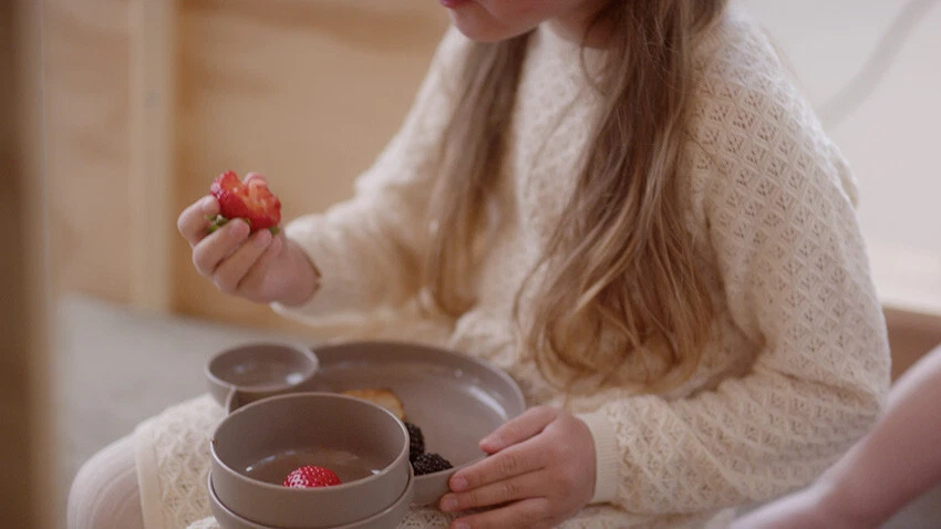 Dantoy Tiny Bio Kinder Dinner Geschirrset Bioplastik 7-teilig Braun 6200 - Bild 3 von 3