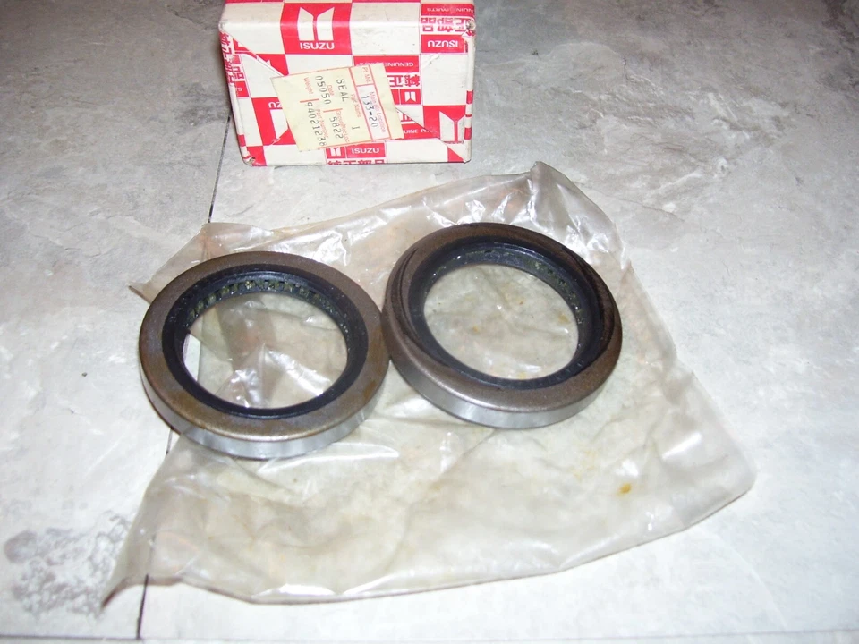 Par de sellos de eje GM # 94021238 Chevrolet Luv Truck 1972-82 trasero exterior nuevo de stock Foto 2 de 2