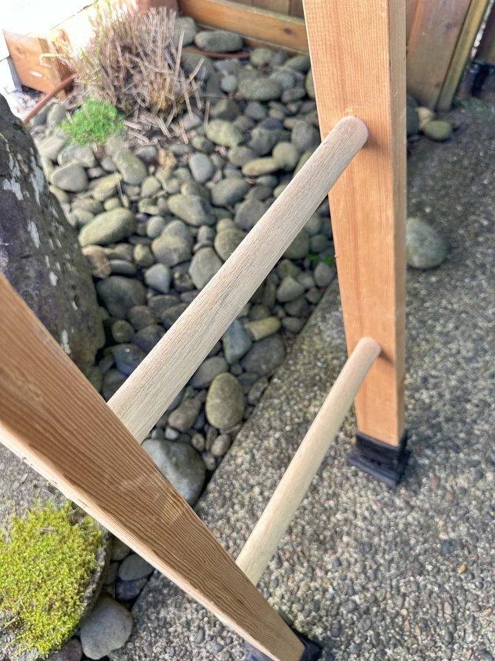 Escalera de madera recta National - Zapatos Johnson de goma sin terminar de 10 pies para loft Foto 3 de 4