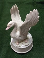Porcelain Musical Swan Plays Swan Lake Music Box Home Decoration