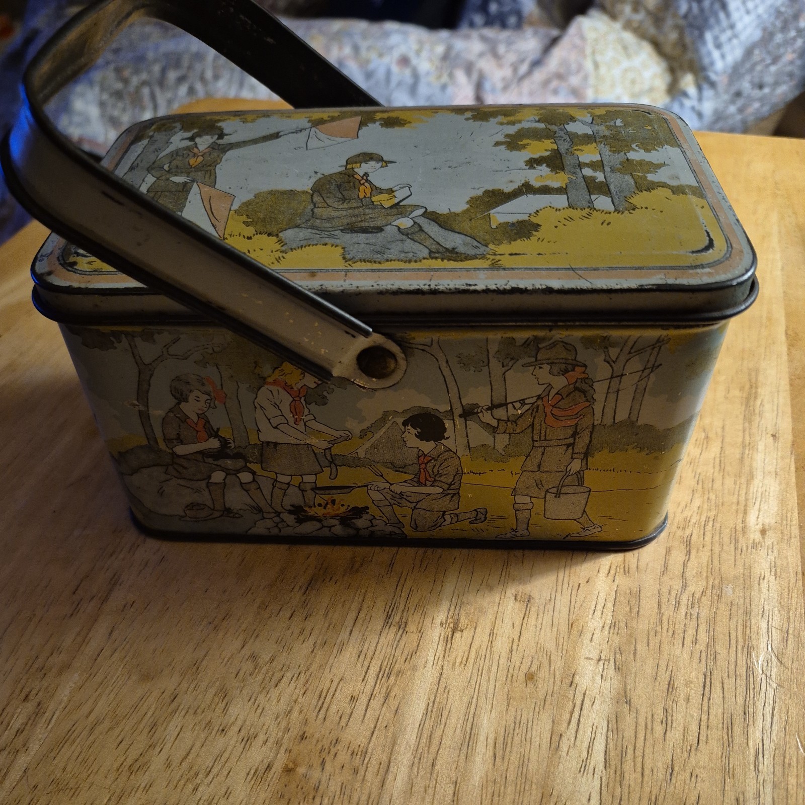 VERY EARLY GIRL SCOUTS LITHOGRAPH TIN B2-80 