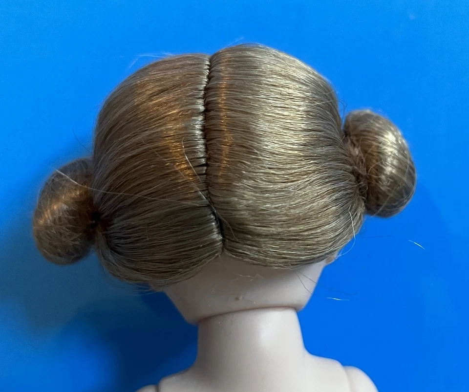 Peluca Madame Alexander para muñeca de 8 pulgadas, marrón dorado con un moño a cada lado Foto 3 de 3