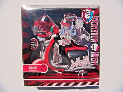 2011 MIB MONSTER HIGH GHOULIA YELPS SCOOTER GIFT SET