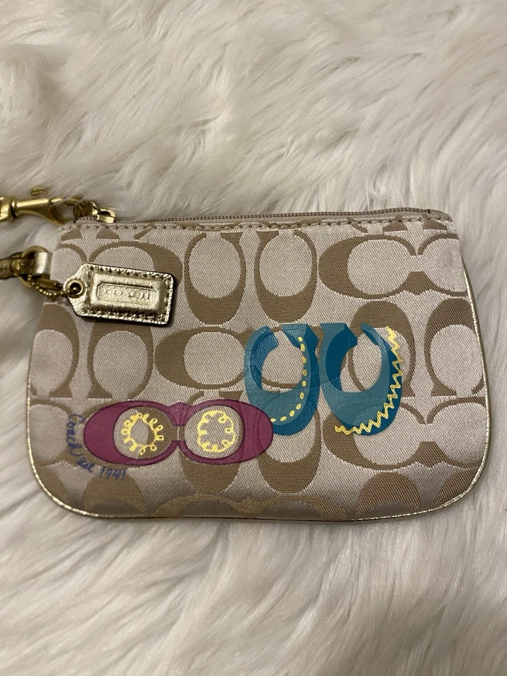 Muñequera Coach con monograma C dorado y beige con rosa y azul usada en excelente estado Foto 4 de 4